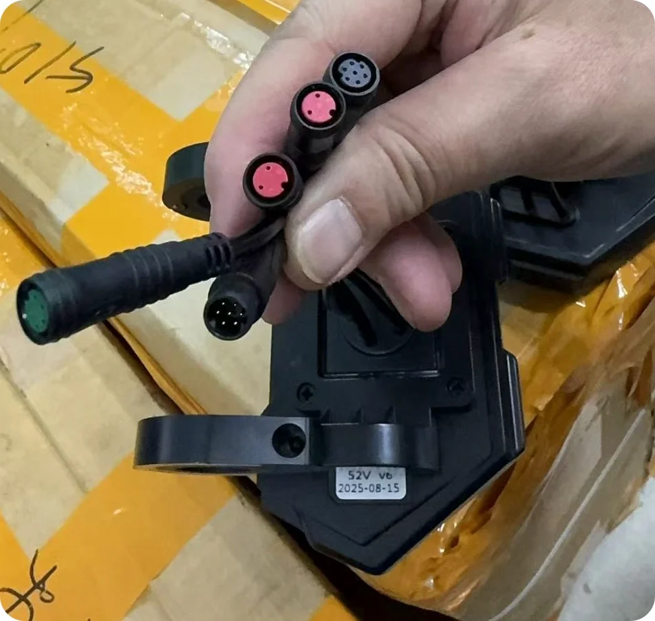 Afișaj original KuKirin G2 Master, cu terminale 2 negre, 2 roșii și 1 verde (FEIMI-11)